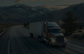 Photo photo of a semi truck driving on a