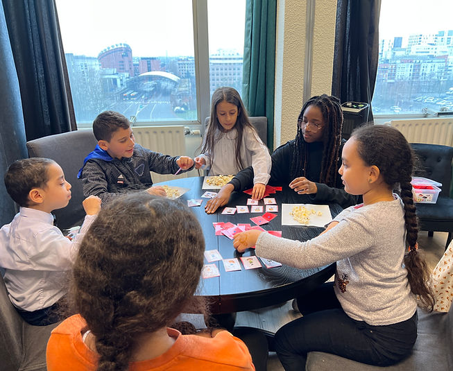 Cours d'anglais en groupe d'enfants