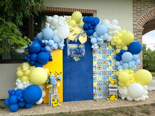 Decorațiuni cu baloane Iași – evenimente memorabile și colorate!

Cauți cele mai frumoase decoruri cu baloane în Iași? Suntem specializați în decorarea cu baloane pentru evenimente speciale: nunți, botezuri, petreceri aniversare, evenimente corporate, gender reveal, baby shower sau majorate. Cu o gamă variată de aranjamente cu baloane personalizate, aducem un plus de culoare și originalitate fiecărei ocazii.

✅ Servicii oferite în Iași și împrejurimi:

Arcade și coloane din baloane

Decoruri tematice pentru petreceri

Buchete și figurine din baloane cu heliu

Inscripționare baloane cu mesaje personalizate

Montaj la locație inclus

Folosim baloane de calitate premium, rezistente și eco-friendly. Fie că îți dorești un decor elegant sau unul jucăuș, echipa noastră creează concepte unice, adaptate stilului tău și tematicii evenimentului.