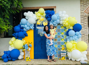 Decorațiuni cu baloane Iași – evenimente memorabile și colorate!

Cauți cele mai frumoase decoruri cu baloane în Iași? Suntem specializați în decorarea cu baloane pentru evenimente speciale: nunți, botezuri, petreceri aniversare, evenimente corporate, gender reveal, baby shower sau majorate. Cu o gamă variată de aranjamente cu baloane personalizate, aducem un plus de culoare și originalitate fiecărei ocazii.

✅ Servicii oferite în Iași și împrejurimi:

Arcade și coloane din baloane

Decoruri tematice pentru petreceri

Buchete și figurine din baloane cu heliu

Inscripționare baloane cu mesaje personalizate

Montaj la locație inclus

Folosim baloane de calitate premium, rezistente și eco-friendly. Fie că îți dorești un decor elegant sau unul jucăuș, echipa noastră creează concepte unice, adaptate stilului tău și tematicii evenimentului.
