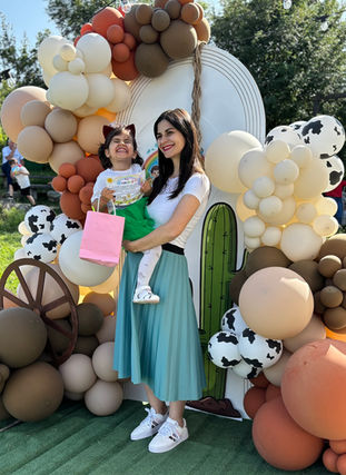 Decorațiuni cu baloane Iași – evenimente memorabile și colorate!

Cauți cele mai frumoase decoruri cu baloane în Iași? Suntem specializați în decorarea cu baloane pentru evenimente speciale: nunți, botezuri, petreceri aniversare, evenimente corporate, gender reveal, baby shower sau majorate. Cu o gamă variată de aranjamente cu baloane personalizate, aducem un plus de culoare și originalitate fiecărei ocazii.

✅ Servicii oferite în Iași și împrejurimi:

Arcade și coloane din baloane

Decoruri tematice pentru petreceri

Buchete și figurine din baloane cu heliu

Inscripționare baloane cu mesaje personalizate

Montaj la locație inclus

Folosim baloane de calitate premium, rezistente și eco-friendly. Fie că îți dorești un decor elegant sau unul jucăuș, echipa noastră creează concepte unice, adaptate stilului tău și tematicii evenimentului.