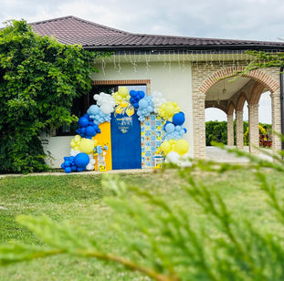 Decorațiuni cu baloane Iași – evenimente memorabile și colorate!

Cauți cele mai frumoase decoruri cu baloane în Iași? Suntem specializați în decorarea cu baloane pentru evenimente speciale: nunți, botezuri, petreceri aniversare, evenimente corporate, gender reveal, baby shower sau majorate. Cu o gamă variată de aranjamente cu baloane personalizate, aducem un plus de culoare și originalitate fiecărei ocazii.

✅ Servicii oferite în Iași și împrejurimi:

Arcade și coloane din baloane

Decoruri tematice pentru petreceri

Buchete și figurine din baloane cu heliu

Inscripționare baloane cu mesaje personalizate

Montaj la locație inclus

Folosim baloane de calitate premium, rezistente și eco-friendly. Fie că îți dorești un decor elegant sau unul jucăuș, echipa noastră creează concepte unice, adaptate stilului tău și tematicii evenimentului.