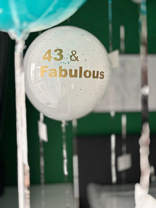 Decorațiuni cu baloane Iași – evenimente memorabile și colorate!

Cauți cele mai frumoase decoruri cu baloane în Iași? Suntem specializați în decorarea cu baloane pentru evenimente speciale: nunți, botezuri, petreceri aniversare, evenimente corporate, gender reveal, baby shower sau majorate. Cu o gamă variată de aranjamente cu baloane personalizate, aducem un plus de culoare și originalitate fiecărei ocazii.

✅ Servicii oferite în Iași și împrejurimi:

Arcade și coloane din baloane

Decoruri tematice pentru petreceri

Buchete și figurine din baloane cu heliu

Inscripționare baloane cu mesaje personalizate

Montaj la locație inclus

Folosim baloane de calitate premium, rezistente și eco-friendly. Fie că îți dorești un decor elegant sau unul jucăuș, echipa noastră creează concepte unice, adaptate stilului tău și tematicii evenimentului.