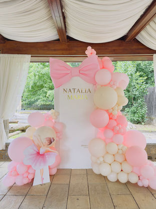 Decorațiuni cu baloane Iași – evenimente memorabile și colorate!

Cauți cele mai frumoase decoruri cu baloane în Iași? Suntem specializați în decorarea cu baloane pentru evenimente speciale: nunți, botezuri, petreceri aniversare, evenimente corporate, gender reveal, baby shower sau majorate. Cu o gamă variată de aranjamente cu baloane personalizate, aducem un plus de culoare și originalitate fiecărei ocazii.

✅ Servicii oferite în Iași și împrejurimi:

Arcade și coloane din baloane

Decoruri tematice pentru petreceri

Buchete și figurine din baloane cu heliu

Inscripționare baloane cu mesaje personalizate

Montaj la locație inclus

Folosim baloane de calitate premium, rezistente și eco-friendly. Fie că îți dorești un decor elegant sau unul jucăuș, echipa noastră creează concepte unice, adaptate stilului tău și tematicii evenimentului.