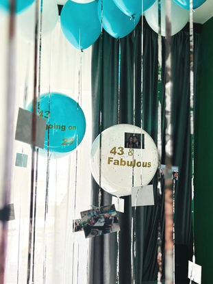 Decorațiuni cu baloane Iași – evenimente memorabile și colorate!

Cauți cele mai frumoase decoruri cu baloane în Iași? Suntem specializați în decorarea cu baloane pentru evenimente speciale: nunți, botezuri, petreceri aniversare, evenimente corporate, gender reveal, baby shower sau majorate. Cu o gamă variată de aranjamente cu baloane personalizate, aducem un plus de culoare și originalitate fiecărei ocazii.

✅ Servicii oferite în Iași și împrejurimi:

Arcade și coloane din baloane

Decoruri tematice pentru petreceri

Buchete și figurine din baloane cu heliu

Inscripționare baloane cu mesaje personalizate

Montaj la locație inclus

Folosim baloane de calitate premium, rezistente și eco-friendly. Fie că îți dorești un decor elegant sau unul jucăuș, echipa noastră creează concepte unice, adaptate stilului tău și tematicii evenimentului.