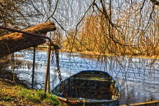 Alter Kahn im Wasser