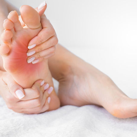 Seus pés doem? Um passo a passo da Treine para aliviar sua dor no pé