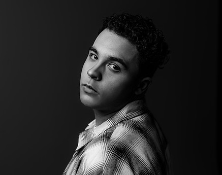 jaXon-over-left-shoulder-eemjay.visuals