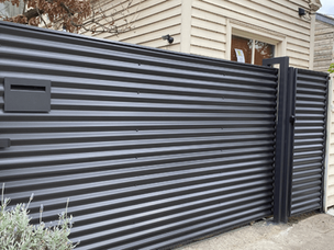 Low-Maintenance Fencing Options in Ivanhoe