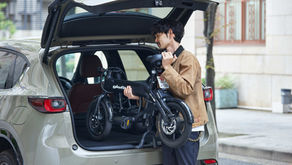 NFR-01シリーズを車に積む男性