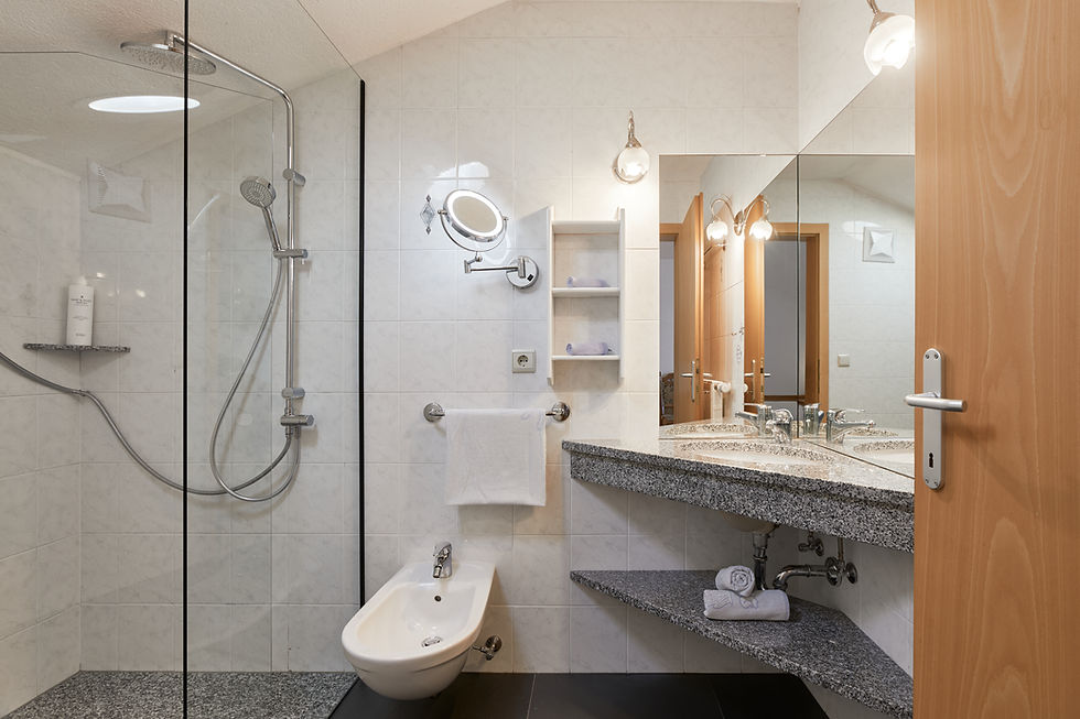 Mineralienhotel - Dreibettzimmer - Badezimmer_03.jpg