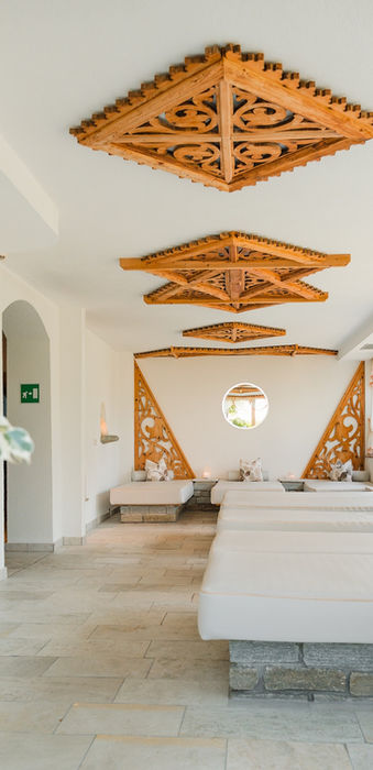 Mineralienhotel lounge and bar area with mineral lamp decor