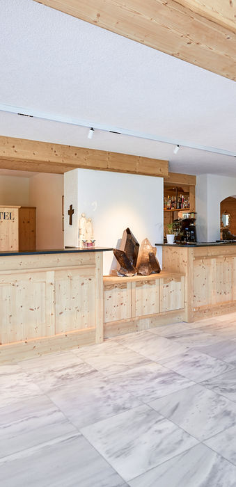 Mineralienhotel lounge and bar area with mineral lamp decor