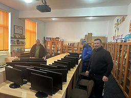 Dorim să adresăm mulțumiri doamnei Simona Ilie, lect.dr.ing. la Universitatea Politehnica Timișoara, pentru donația generoasă de 26 de calculatoare oferite școlii noastre. Această inițiativă a fost posibilă prin implicarea și sprijinul părintelui paroh Ioan Aurel Andrieș din Jabăr, căruia îi mulțumim, de asemenea, pentru dedicare și deschidere față de nevoile comunității. Tehnologia, mai aproape de fiecare elev Cu ajutorul acestei donații, în fiecare sală de clasă vor fi amplasate câte două calculatoare, oferind elevilor un acces mai facil la tehnologie și la resurse educaționale moderne. Acest pas reprezintă un sprijin real pentru procesul de învățare, permițând desfășurarea de activități interactive, utilizarea platformelor digitale și dezvoltarea competențelor necesare într-o societate tot mai digitalizată. Integrarea tehnologiei în actul educațional înseamnă o școală mai conectată la prezent, mai adaptată nevoilor elevilor și mai deschisă către metode moderne de predare. Mulțumiri și recunoștință Mulțumim tuturor celor implicați pentru acest gest de generozitate și solidaritate. Sprijinul acordat demonstrează că educația este o responsabilitate comună, iar atunci când comunitatea se unește, rezultatele se văd direct în beneficiul copiilor. Astfel de inițiative reprezintă exemple de bună practică și de implicare civică, care contribuie la dezvoltarea unei comunități mai puternice și mai responsabile.