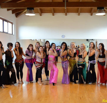 Scuola danza araba diretta da Maryem Bent Anis. Corsi danza orientale e folklore arabo a Roma e Marino (Castelli Romani). Percorsi formativi di approfondimento cultura danzante e musicale del Medio Oriente e del Nord Africa. Studio musica araba, e applicazione della danza ai ritmi arabi. Bellydance classes in Rome with Maryem Bent Anis.