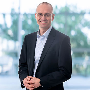 Professionelles Porträt von Oliver Wunsch in Business-Outfit, mit ruhig-zugewandter Haltung. Steht für strategische Unternehmensberatung, Leadership-Sparring und wirksame Organisationsentwicklung.