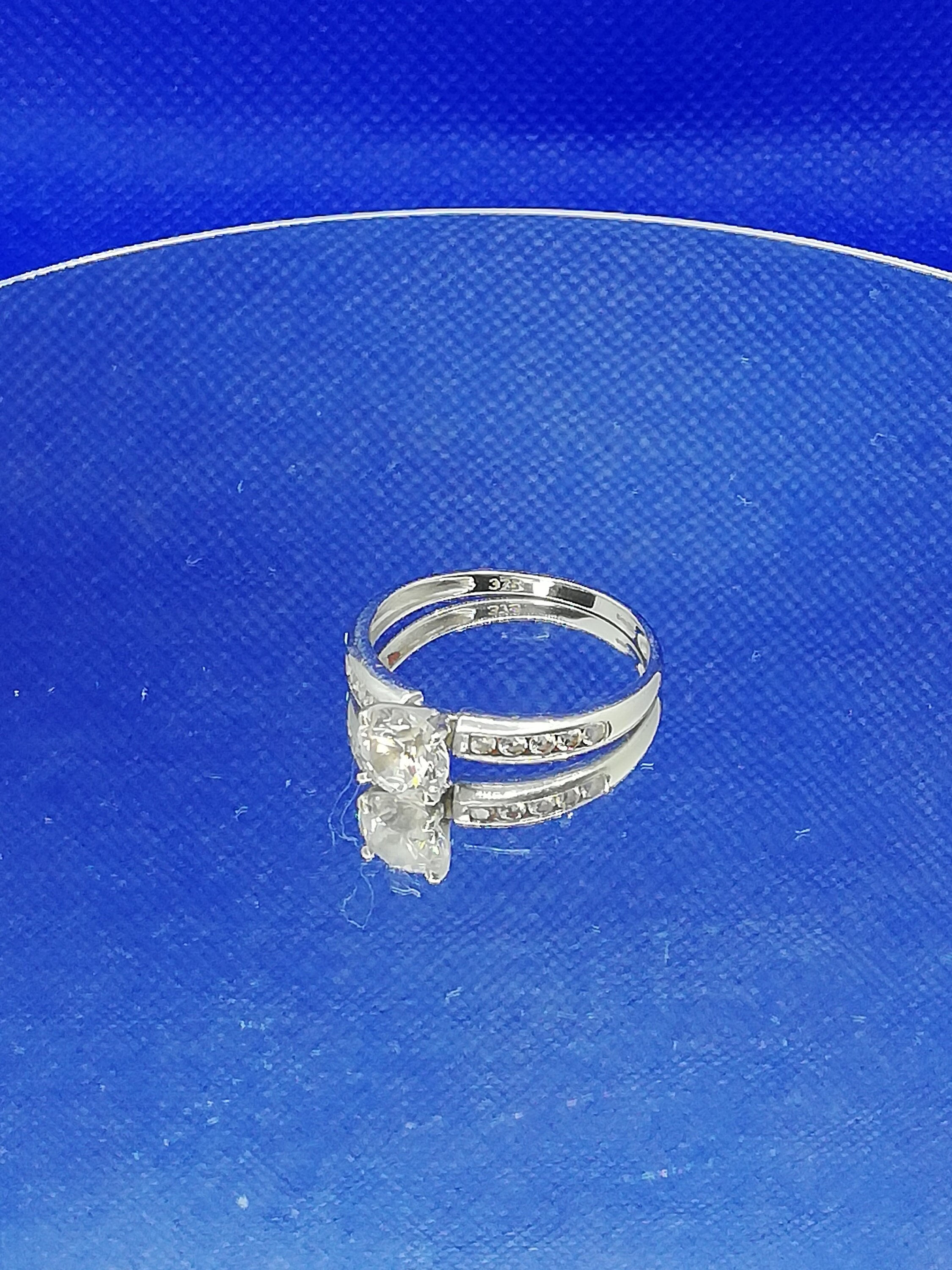 9ct White Gold Diamond Ring Diamond Embellished Shoulders