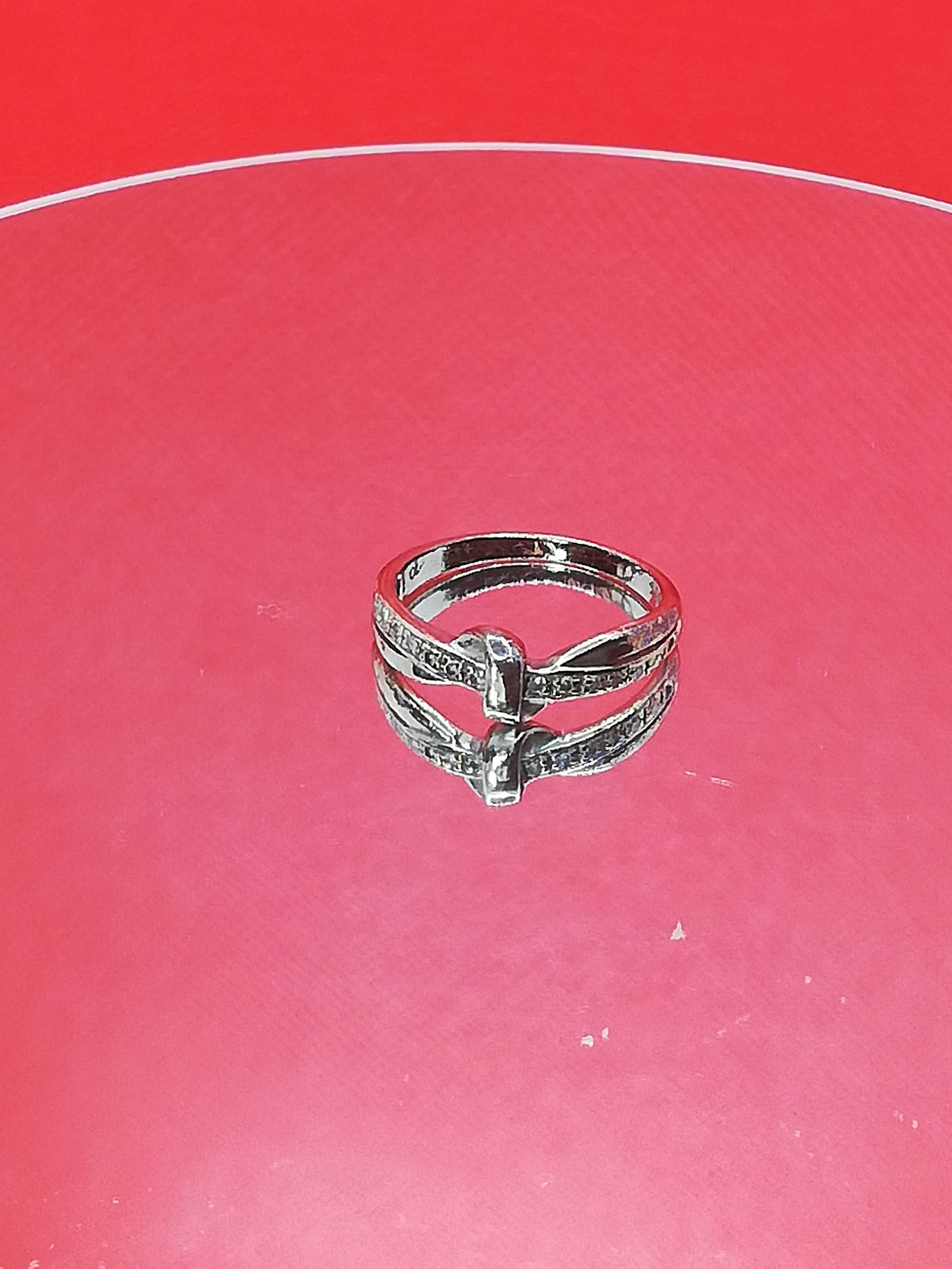 Ornate Vintage 9ct White Gold Diamond Crossover Ring (UK Size N)