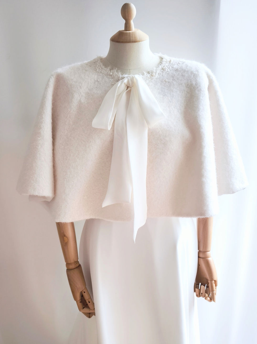 Cape mariage laine ivoire dentelle de Calais