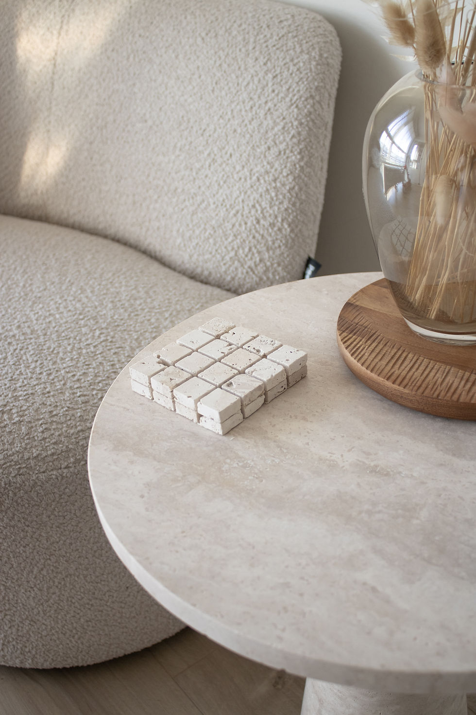 Thumbnail: Producttafel Travertin Bijzettafel Detail