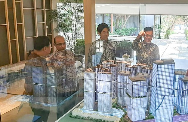 President Commisioner PT Sirius Surya Sentosa Agnus Suryadi (kiri ke kanan), Direktur Marketing PT PP Aprinauza, Marketing Director PT Mitsubishi Corporation Indonesia Kenji Shimazaki, dan Sales & Marketing Director Vasanta Ming Liang pada peluncuran show unit tower ketiga Vasanta Innopark bertajuk Chihana Tower di Cikarang, Selasa (22/10/2019). BISNIS - Mutiara Nabila