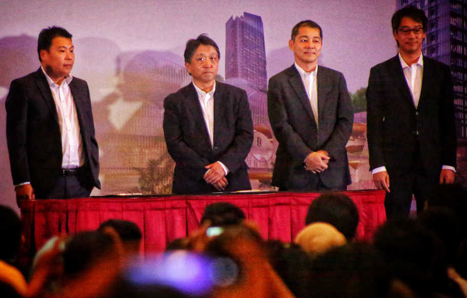Presiden Komisaris PT Sirius Surya Sentosa (PT SSS), Agnus Suryadi (kiri) berbincang dengan Presiden Direktur PT Diamond Development Indonesia Takashi Ito (kedua kiri), General Manager Mitsubishi Corporation Masahiro Nagaoka (kedua kanan), Deputy General Manager Mitsubishi Corporation Shunsuke Tanaka, usai penandatanganan kerja sama antara PT SSS, anak perusahaan PT Vasanta Indo Properti dengan anak usaha Mitsubishi Corporation asal Jepang, PT Diamond Development Indonesia, di Jakarta, Rabu (31/7/2019). ( Foto: Suara Pembaruan / Ruht Semiono )
