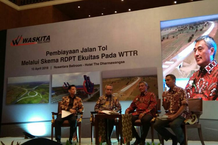 PT Waskita Toll Road (WTR) berhasil meraup dana besar senilai Rp 5 triliun yang didapat melalui penerbitan Reksa Dana Penyertaan Tetap (RDPT) Ekuitas Danareksa Infrastruktur Tol Trans Jawa yang ditandatangani bersama para investor di Hotel Dharmawangsa Jakarta, Selasa (10/4/2018)