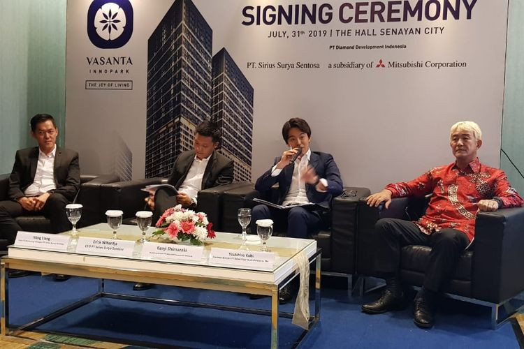 Signing Ceremony Sirius Surya Sentosa dan Mitsubishi Corporation Indonesia untuk proyek Vasanta Innopark. Dari kiri ke kanan Direktur Marketing SSS Ming Ling, CEO SSS Erick Wihardja, Managing Director MCI Kenzi Shimazaki, dan Presiden Direktur BFIE Yoshihiro Kobi, Rabu (31/7/2019)(KOMPAS.com/HILDA B ALEXANDER) Artikel ini telah tayang di Kompas.com dengan judul "Mitsubishi dan Sirius Surya Garap Proyek 700 Juta Dollar AS di Bekasi", https://properti.kompas.com/read/2019/07/31/161930821/mitsubishi-dan-sirius-surya-garap-proyek-700-juta-dollar-as-di-bekasi?page=all. Penulis : Hilda B Alexander Editor : Hilda B Alexander
