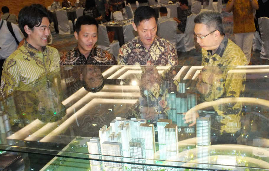 (Kiri ke kanan) Director PT Diamond Development Indonesia Kenji Shimazaki bersama CEO PT Sirius Surya Sentosa Erick Wihardja, Sales & Marketing Director Vasanta Innopark Ming Liang dan Ketua Umum Hippindo (Himpunan Penyewa Pusat Perbelanjaan Indonesia) Budihardjo Iduansjah saat menjelaskan maket Vasanta Innopark setelah Signing Ceremony antara Vasanta Innopark dengan Hippindo, di Pullmann Hotel Jakarta, Kamis, 14 November 2019. ( Foto: Beritasatu Photo / Istimewa )