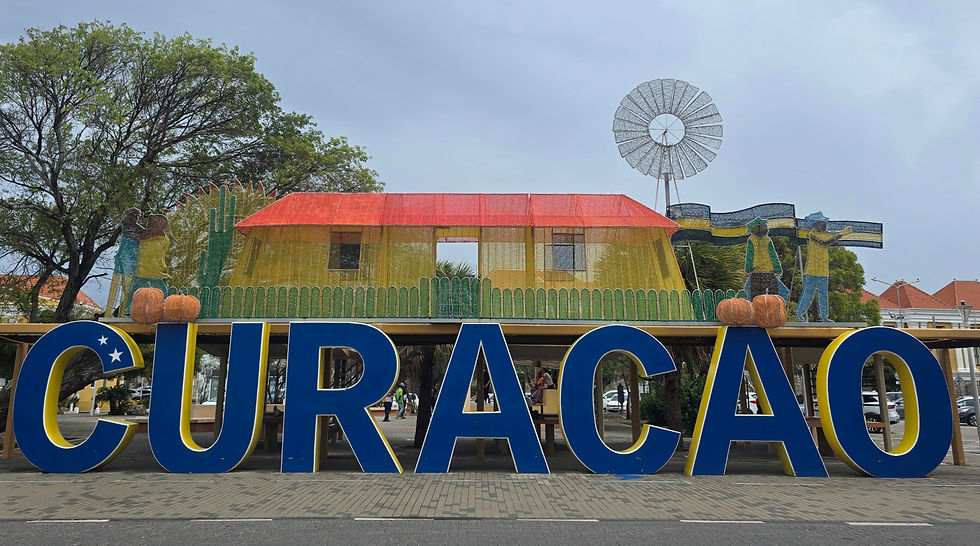 Letrero colorido de Curazao en Willemstad, un lugar popular para tomar fotografías entre los turistas de la isla.