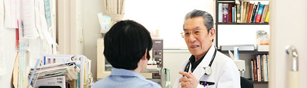患者に説明する医師