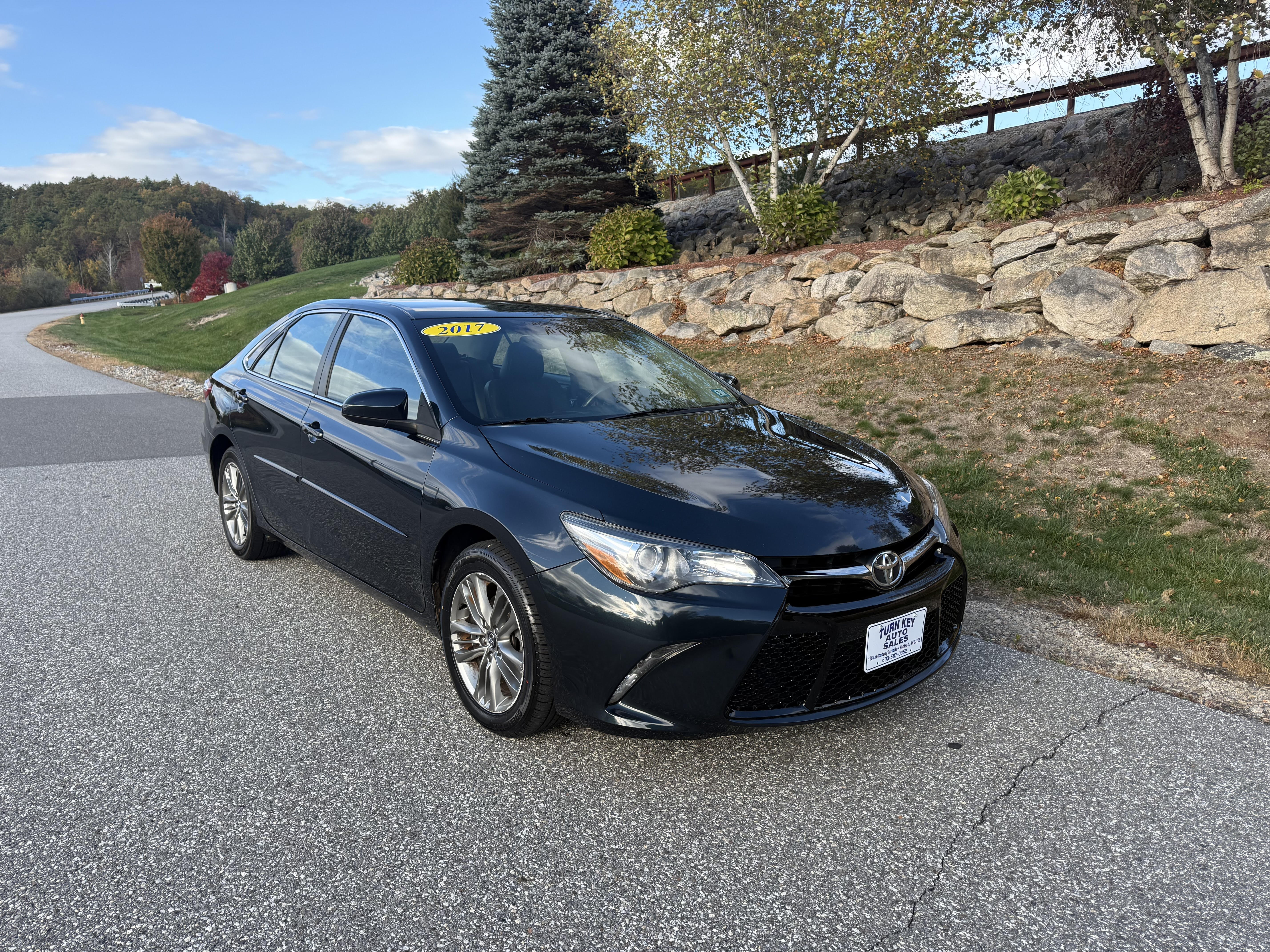 2017 Toyota Camry SE's photo