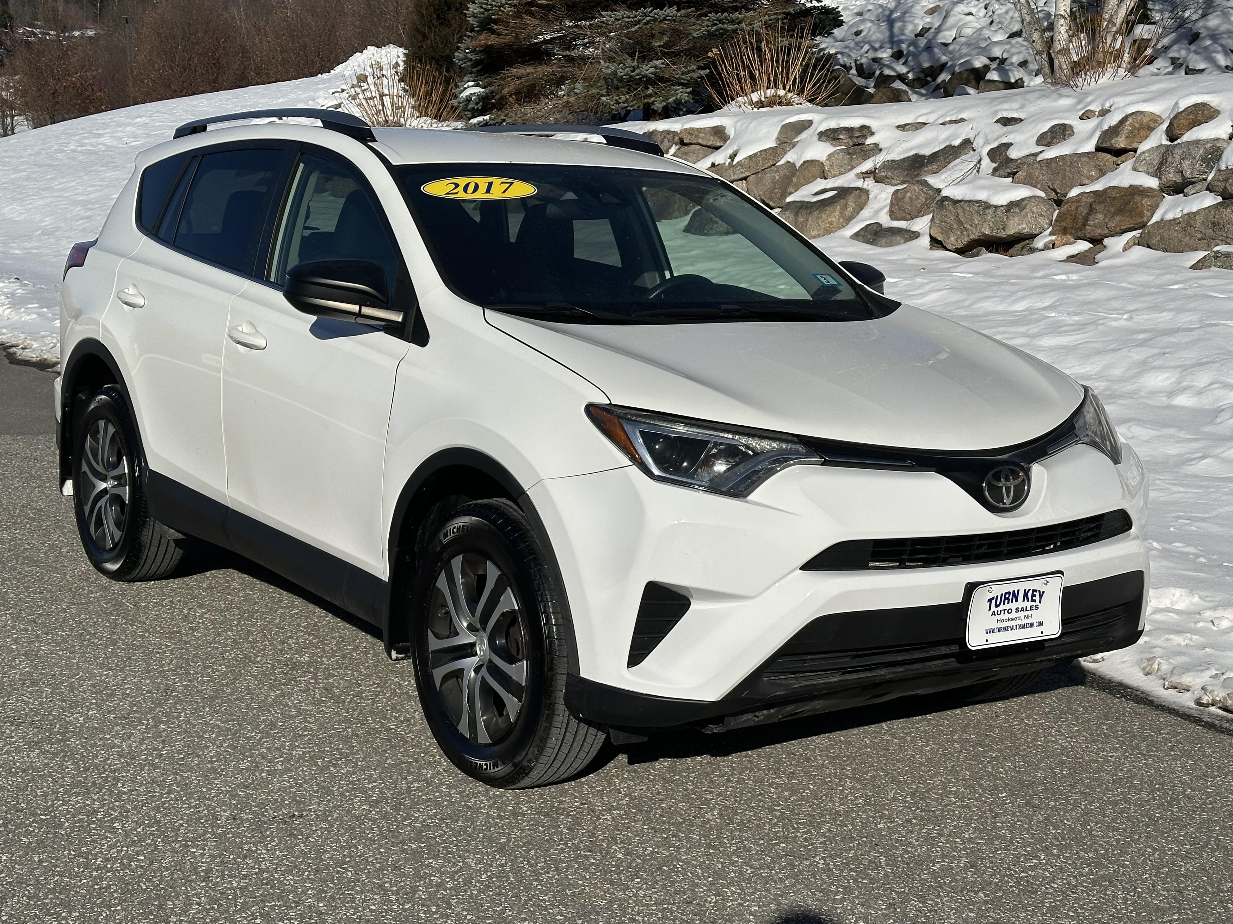 2017 Toyota RAV4 LE's photo