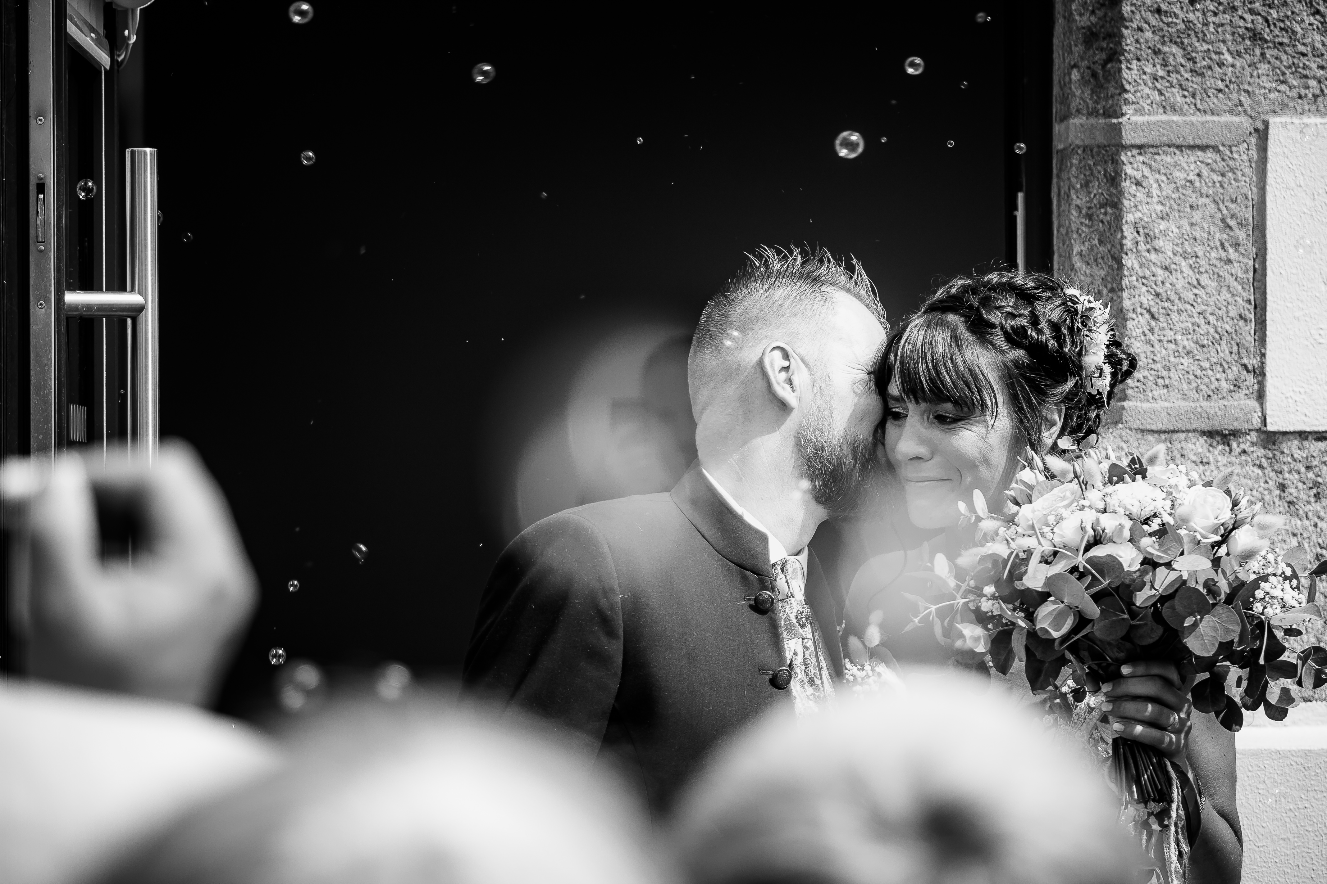 Couple de mariés en extérieur