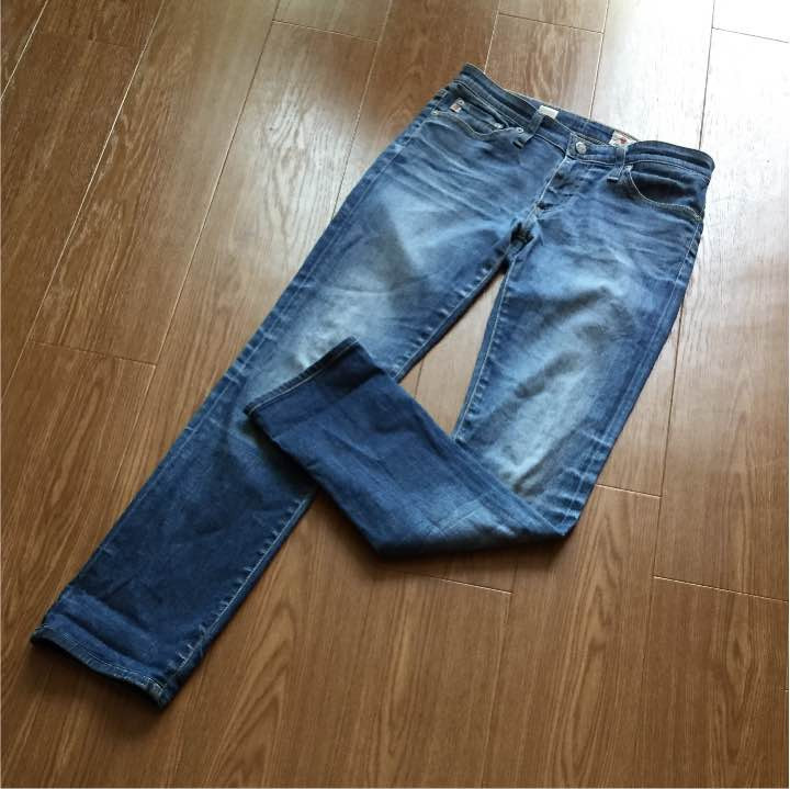 AGのストレートデニム、ダメージ加工