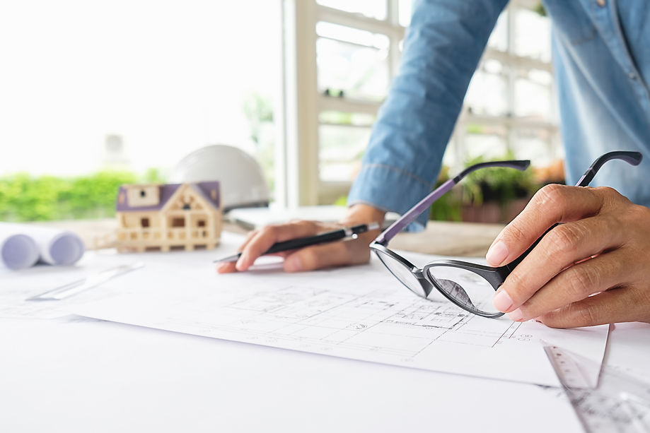 maos-engenheiro-trabalhando-no-modelo-conceito-de-construcao-ferramentas-de-engenharia-tom