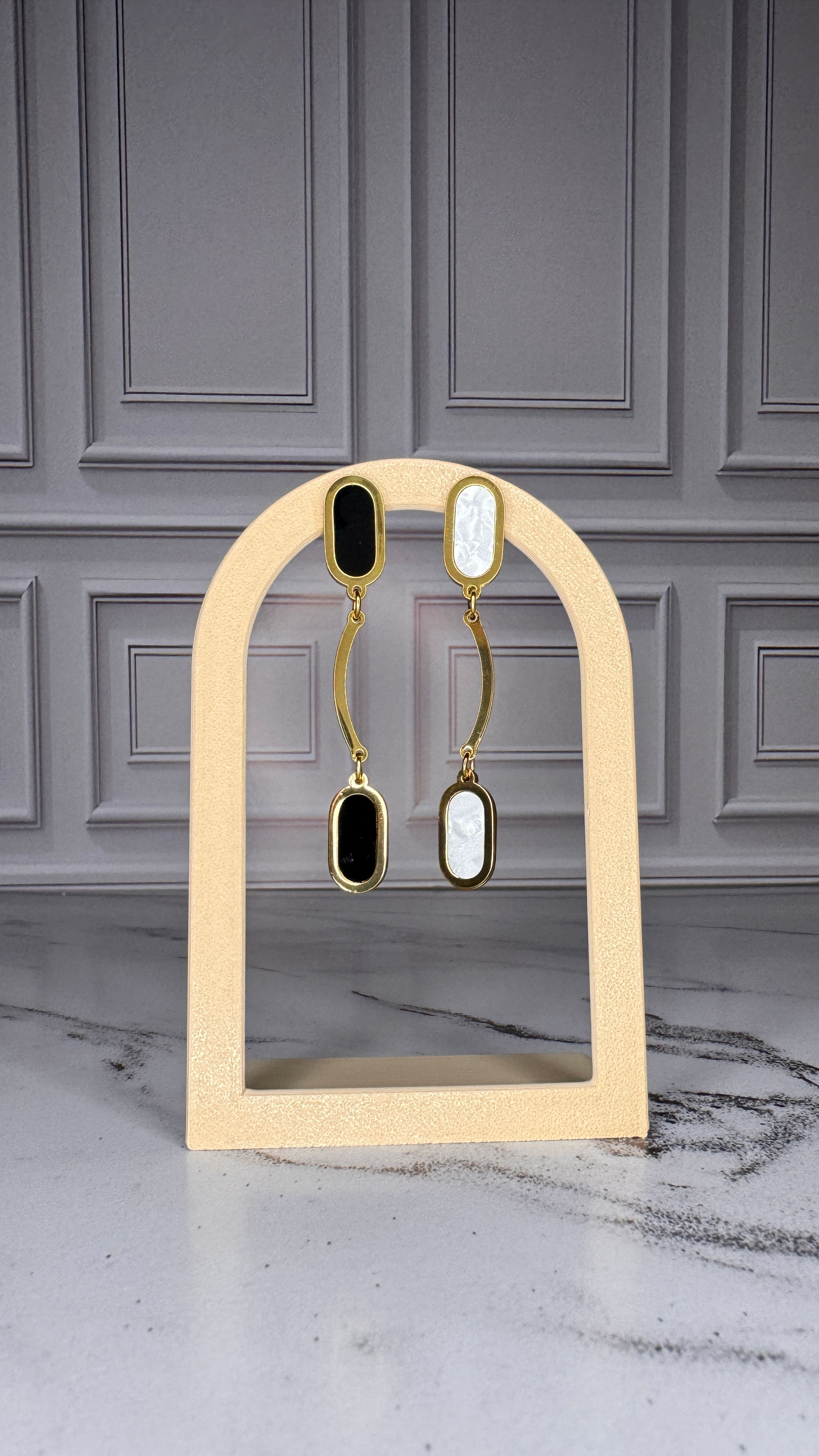Brinco Dourado com Detalhe em Resina Elegante