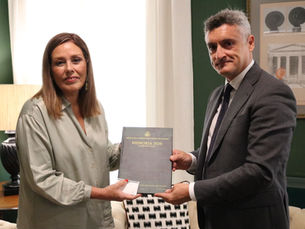 ASTRID PÉREZ RECIBE LA MEMORIA DE LA FISCALÍA