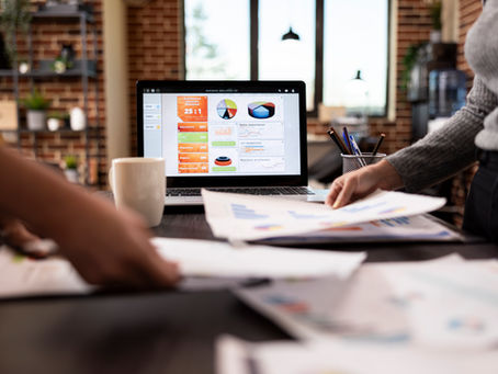 alt="freelance présentant les tarifs de création de site internet professionnel"