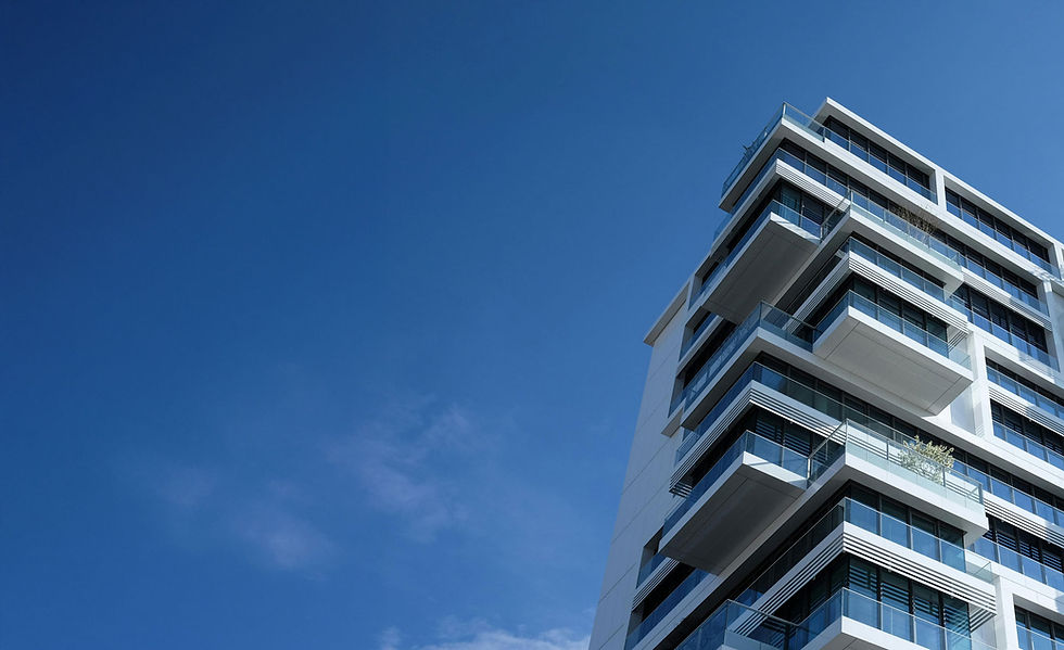 fachada de um prédio, vista de baixo pra cima, mostrando o céu