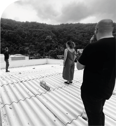 3 pessoas fazendo vistoria no terraço de um prédio