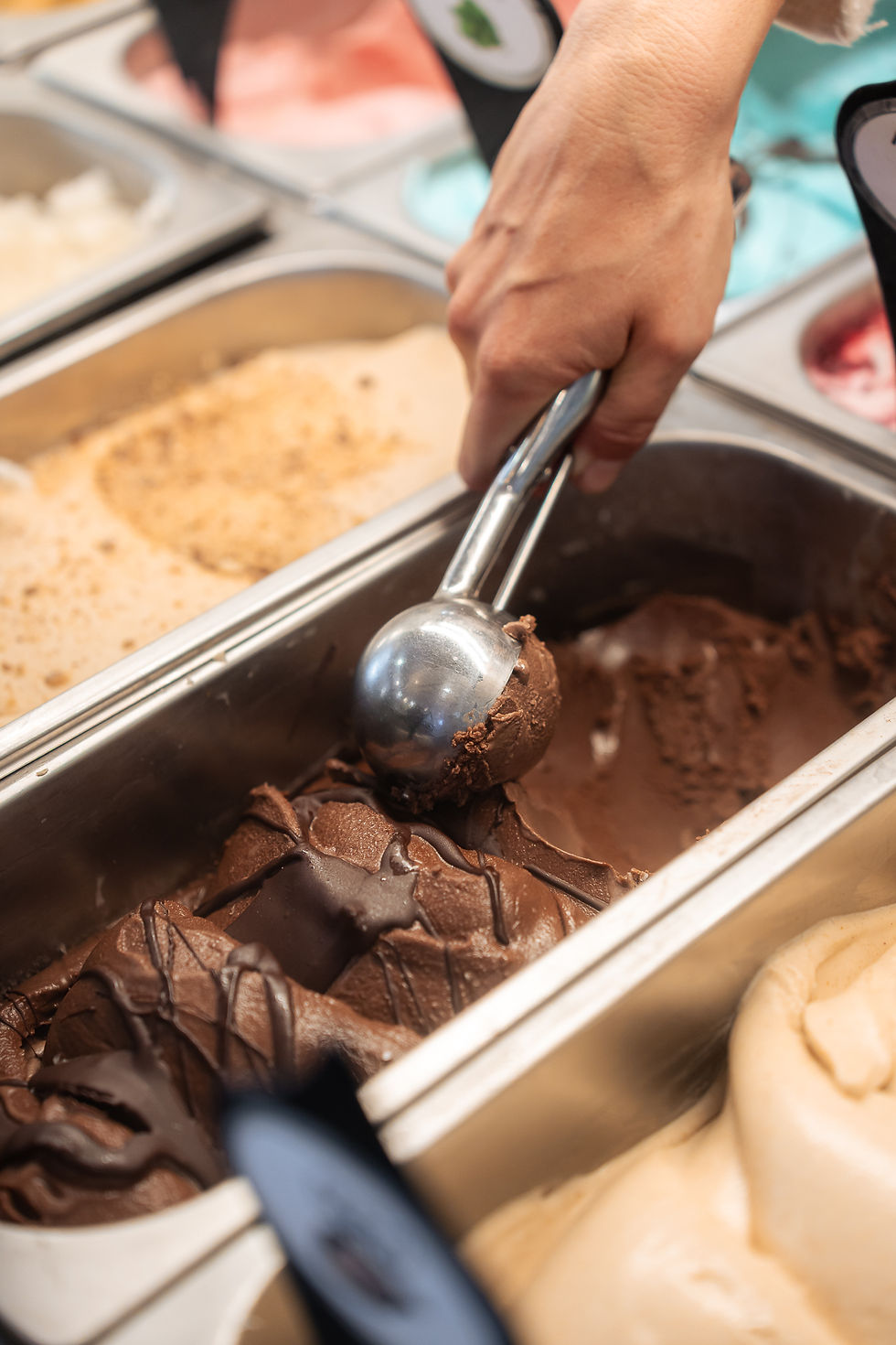 Helado artesanal de chocolate en la vitrina de Palmelita