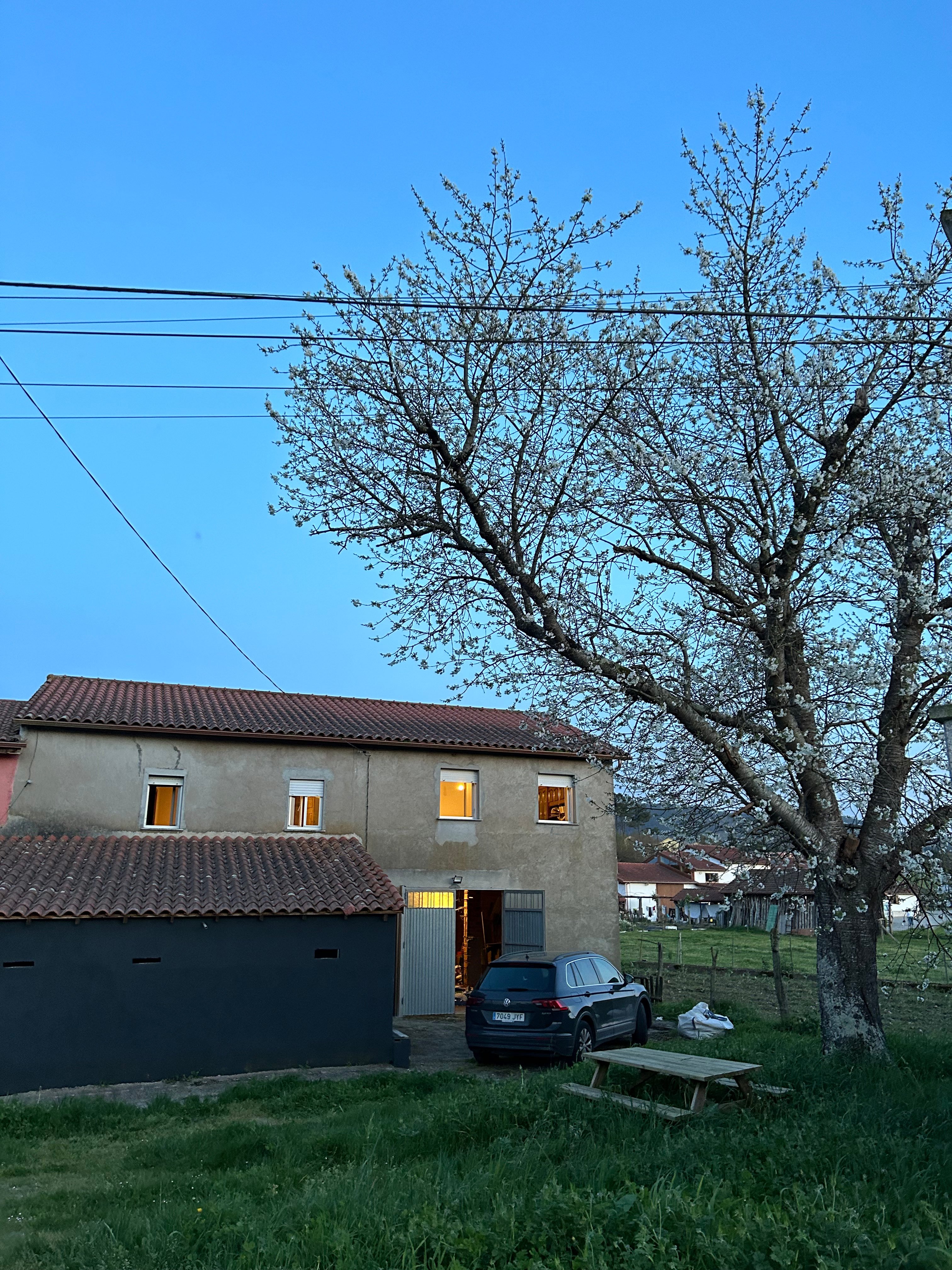 Imagen de la casa como fondo de la propuesta de visita virtual