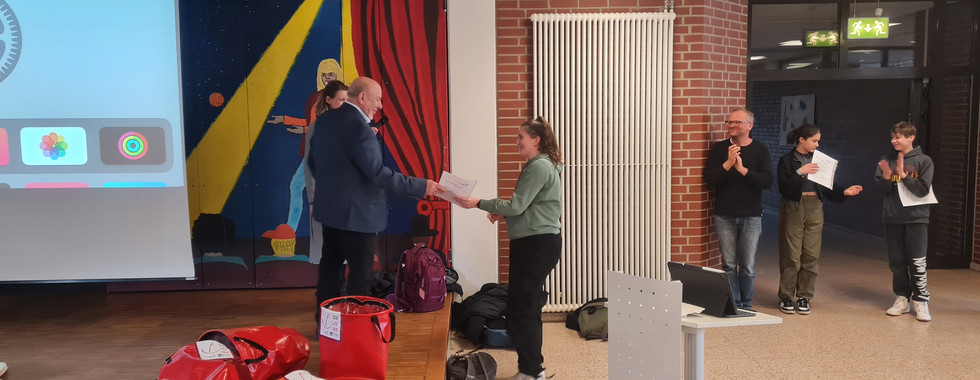 Abschlussveranstaltung in der Aula der GELOWE: Johanna Cord bekommt ihre Urkunde von Ronald Neumann