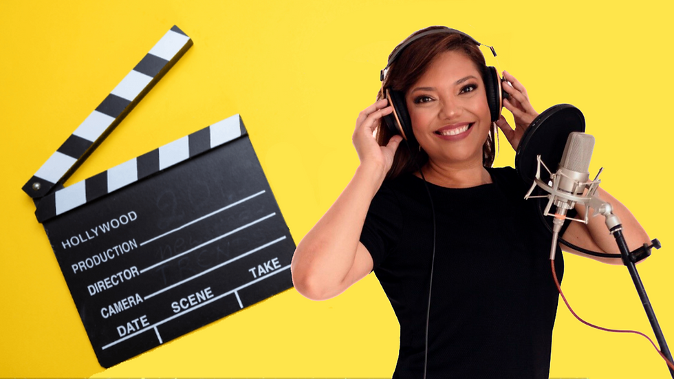 Arte com fundo amarero, uma claquete de um lado e do outro foto da locutora Nyrlene usando headphone, na frente de um microfone.