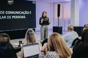 Foto palestrante Nyrlene Pamplona no palco