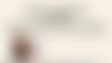 Foto locutora Nyrlene com fundo cor de creme e escrito Como a Leitura em Voz Alta pode Melhorar sua Comunicação.