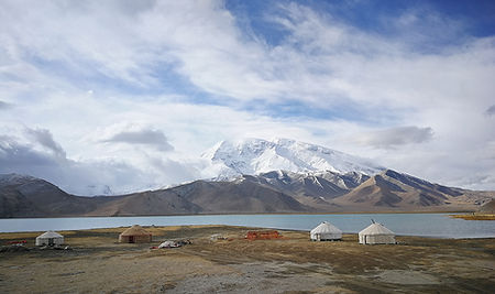 Langs het Karakul Meer