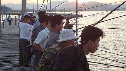Vissers op de pier in Wonsan