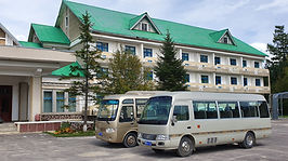 Bussen voor hotel in Samjiyon